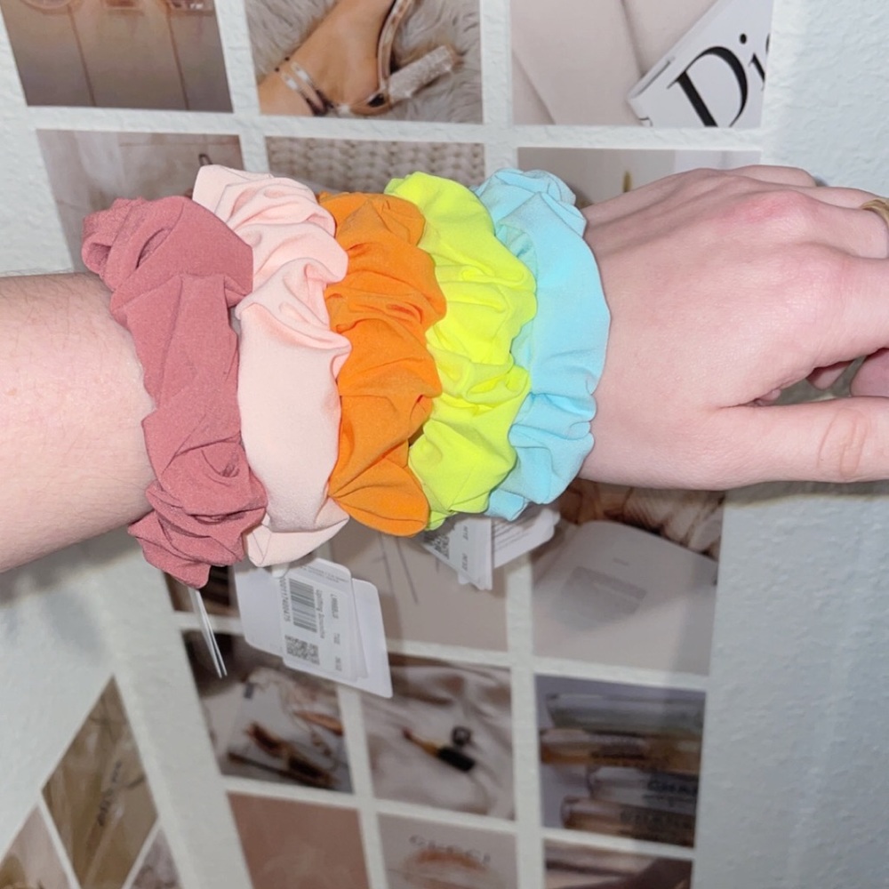 NWT Lululemon 5 Uplifting Scrunchies